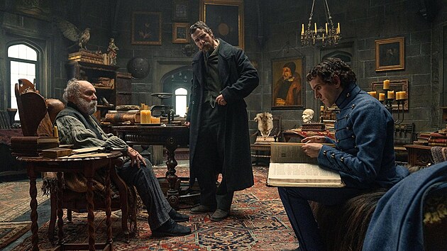 Robert Duvall, Christian Bale a Harry Melling ve filmu Bled� modr� oko (2022)