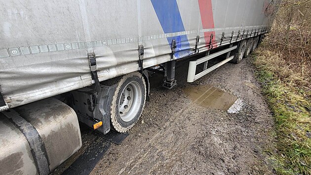 Nedaleko Olympie u Plzn uvzl kamion na zk nezpevnn cest. idie tam zavedla navigace.