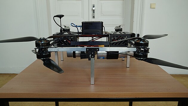 Specialist ze Sprvy informanch technologi msta Plzn vyvjej speciln dron, kter by mohl pomhat pi porech uvnit budov.