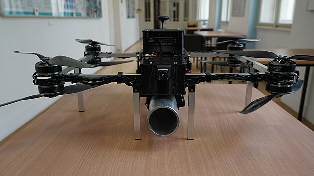 Specialist ze Sprvy informanch technologi msta Plzn vyvjej speciln dron, kter by mohl pomhat pi porech uvnit budov.