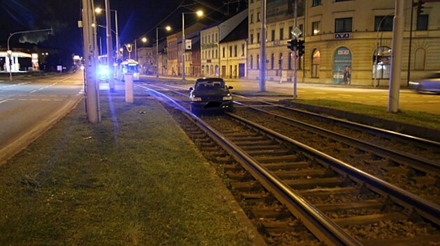 idika v Plzni nejprve zlomila zvoru u parkovit, pot skonila uvznn v tramvajovm kolejiti.