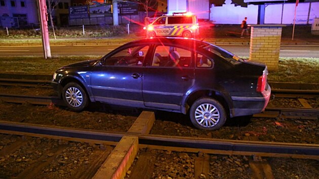 idika v Plzni nejprve zlomila zvoru u parkovit, pot skonila uvznn v tramvajovm kolejiti.