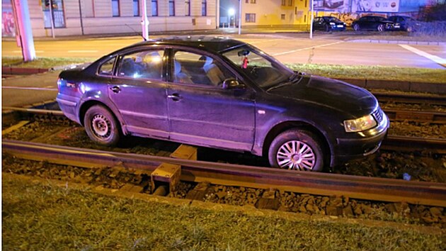 idika v Plzni nejprve zlomila zvoru u parkovit, pot skonila uvznn v tramvajovm kolejiti.