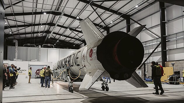 Raketa LauncherOne v hangru na letiti Spaceport Cornwall na cornwallskm letiti v Newquay v Anglii.