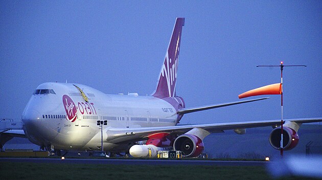 Upraven letoun Boeing 747 spolenosti Virgin Atlantic pojmenovan Cosmic Girl s nainstalovanou raketou je pipraven k letu na cornwallskm letiti v Newquay v Anglii v pondl 9. ledna 2023.