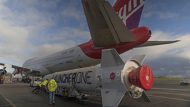 Instalace rakety LauncherOne pod kdlo upravenho letounu Boeing 747 spolenosti Virgin Atlantic pojmenovanho Cosmic Girl.