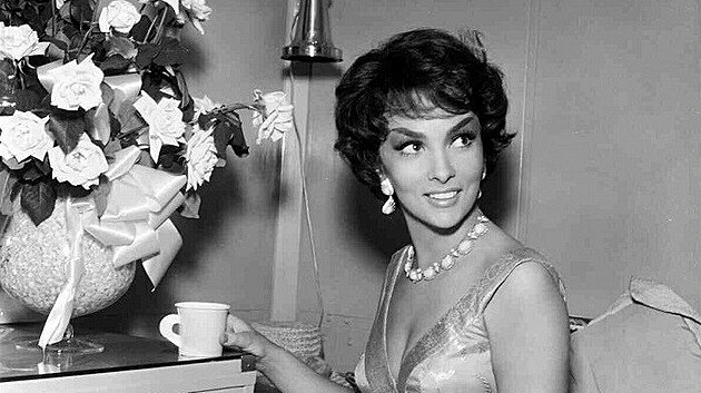 Gina Lollobrigida pi naten filmu Hrstka statench (1959)