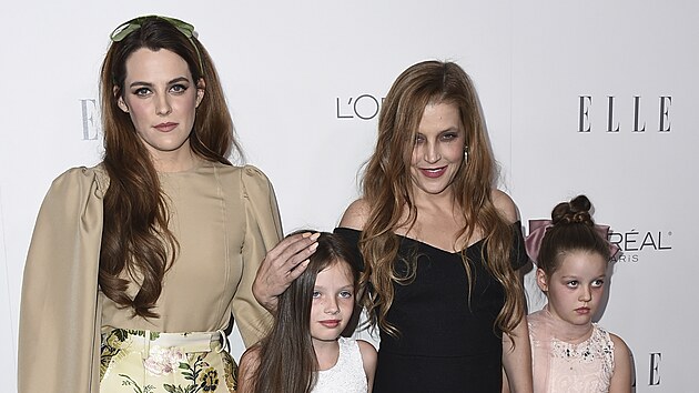 Lisa Marie Presleyov a jej dcery Riley Keoughov, Finley Lockwoodov a Harper Lockwoodov (Los Angeles, 16. jna 2017)