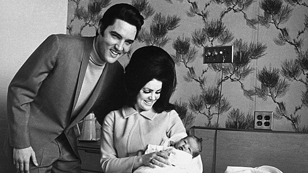 Elvis Presley, Priscilla Presleyov a jejich dcera Lisa Marie Presleyov (Memphis, 5. nora 1968)