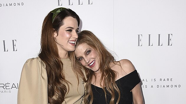 Riley Keoughov a jej matka Lisa Marie Presleyov (Los Angeles, 16. jna 2017)