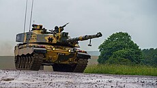 Britský tank Challenger II ve výcvikovém prostoru Salisbury Plain v hrabství...