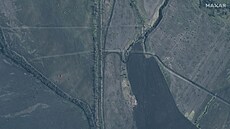 Zákopy a vojenské bariéry u Bachmutu na satelitním snímku z 4. ledna 2023