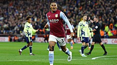 Leon Bailey z Aston Villy slaví gól v utkání proti Leedsu.