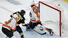 David Pastr�ák dává gól. Bez �ance u� jsou branká� Carter Hart a úto�ník Kevin...