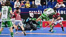 Patrik �ebek z Bohemians dává branku, Jakubu Zav�elovi ze Sparty.