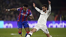 Nathaniel Clyne z Crystal Palace (vlevo) a Bruno Fernandes z Manchesteru United.