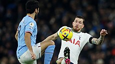 Ilkay Gündogan (vlevo) z Manchesteru City a Pierre-Emile Hojbjerg z Tottenhamu.