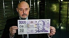 Vrchní expert pen�ního ob�hu �eské národní banky Jaroslav Moravec ukazuje vzor...