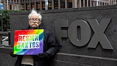 Demonstranti ped televizní stanicí Fox News v centru Manhattanu protestují...