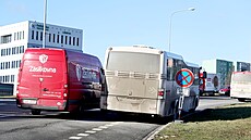 Na nebezpené parkování autobus ve vytíeném dopravním uzlu Osová si stují...