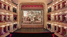 Národní divadlo pohled na jevit  Hynaisova opona