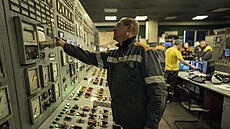 Pracovník ovládá zaízení ve velín elektrárny na stední Ukrajin. (5. ledna...