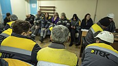 Pracovníci elektrárny na stední Ukrajin sedí v krytu bhem ruského úderu. (5....