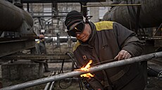 Pracovníci v elektrárn na stední Ukrajin opravují pokození zpsobené...