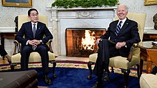 Prezident Joe Biden se ve Washingtonu setkal s japonským premiérem Fumiem...