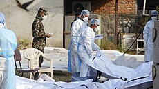 Zdravotnický personál pipravuje tla obtí havárie k pevozu do Káthmándú....
