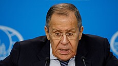 Ruský ministr zahranií Sergej Lavrov poádá výroní tiskovou konferenci v...