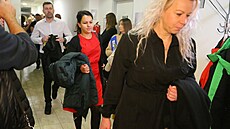 Jedno z dívjích soudních pelíení s dozorci svtelské vznice u okresního soudu v Havlíkov Brod.