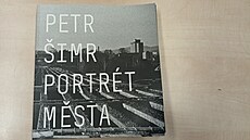 Kniha Portrét m�sta je �imrovou první samostatnou publikací.
