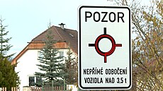 Kamiony se na kruhové k�i�ovatce nevyto�ily, silni�á�i to vy�e�ili zna�kou