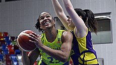 Alyssa Marie Thomasová z USK Praha (vlevo) útoí okolo Andrey Ondroukové ze...