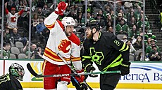 Úto�ník Milan Lucic se raduje z gólu v zápase proti Dallasu.