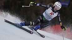 Marta Bassinová na trati superobího slalomu ve Svatém Antonu
