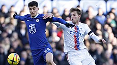 Kai Havertz z Chelsea (vlevo) si kryje mí� p�ed Joachimem Andersenem z Crystal...