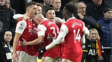 Fotbalisté Arsenalu se radují z gólu Martina Odegaarda (druhý zleva).