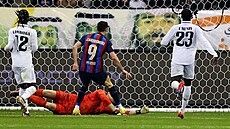 Útoník Robert Lewandowski z Barcelony stílí gól Realu Madrid ve panlském...