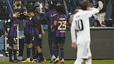 Fotbalisté Barcelony se radují z gólu Roberta Lewandwského (druhý zleva) ve...