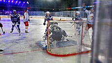 Hokejisté Třinec slaví jeden ze šesti gólů ve Winter Classic proti Kometě.
