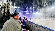 Druhý branká Komety Patrik Jekel sledoval zápas pod irým nebem na zaprené...