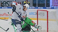 Plze�ský úto�ník Kry�tof Hrabík operuje s pukem p�ed boleslavským branká�em...