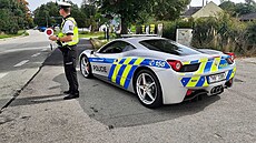 Policie loni v lét do sluby zapojila Ferrari F 142 - 458 Italia, které...