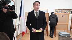 Otev�ely se volební místnosti, �esko vybírá prezidenta. Na snímku Karel Divi�....