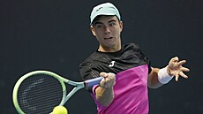 Dalibor Svrina hraje forhend ve druhém kole Australian Open.