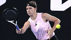 Karolína Muchová hraje forhend ve druhém kole Australian Open.