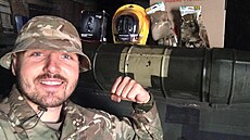 Ukrajinský voják pózuje s materiální pomocí
