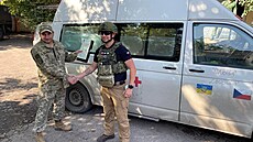 Pedávání sanitek, které vozí zranné vojáky, ale i civilisty